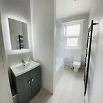 North Bay Nest House بيت للعطل